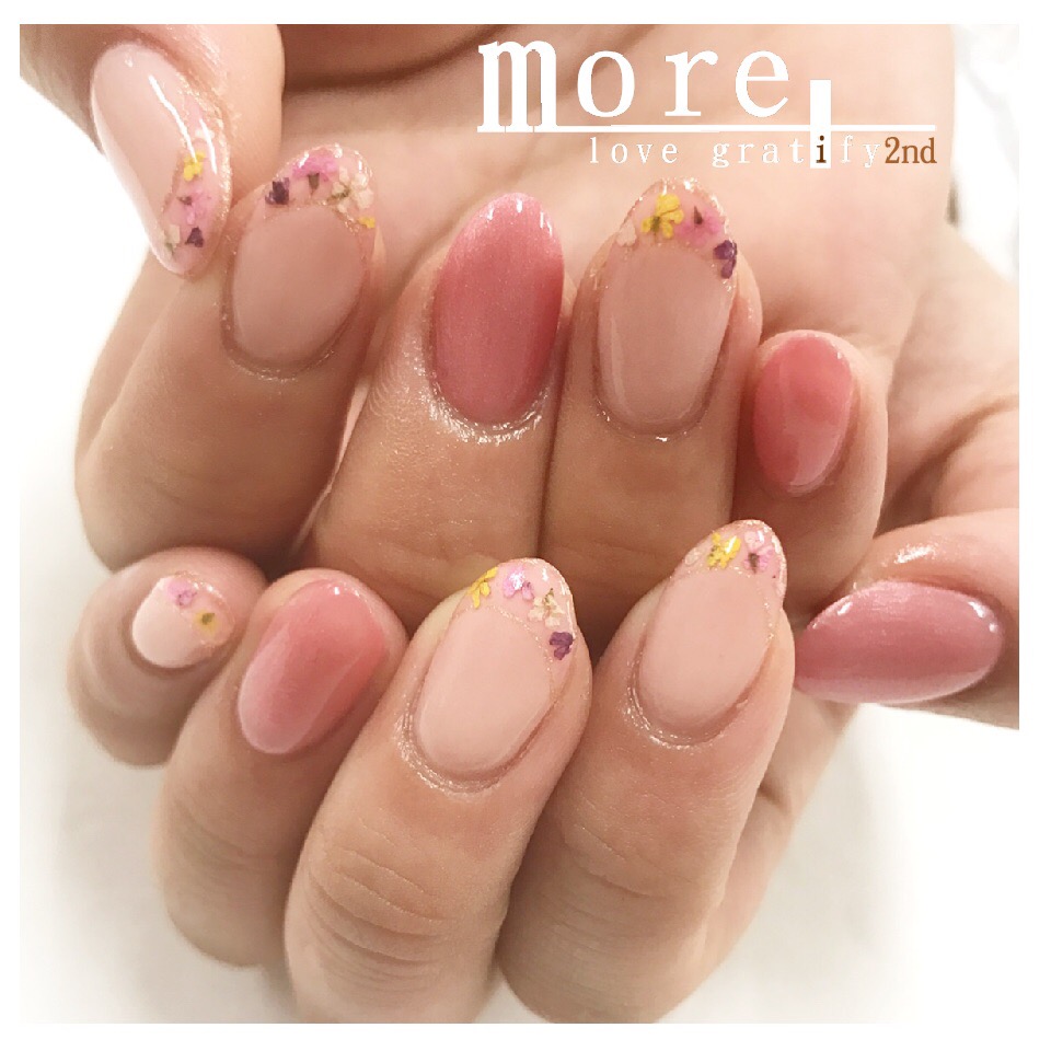 まだまだ流行りの押し花ネイルをさりげなくフレンチ部分に入れて見ました😊 お上品でとてもかわいいです♡