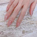 (gratify)ピンクベージュにアクセサリーネイル