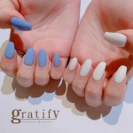 (gratify)ブルーと白のシンプルネイル